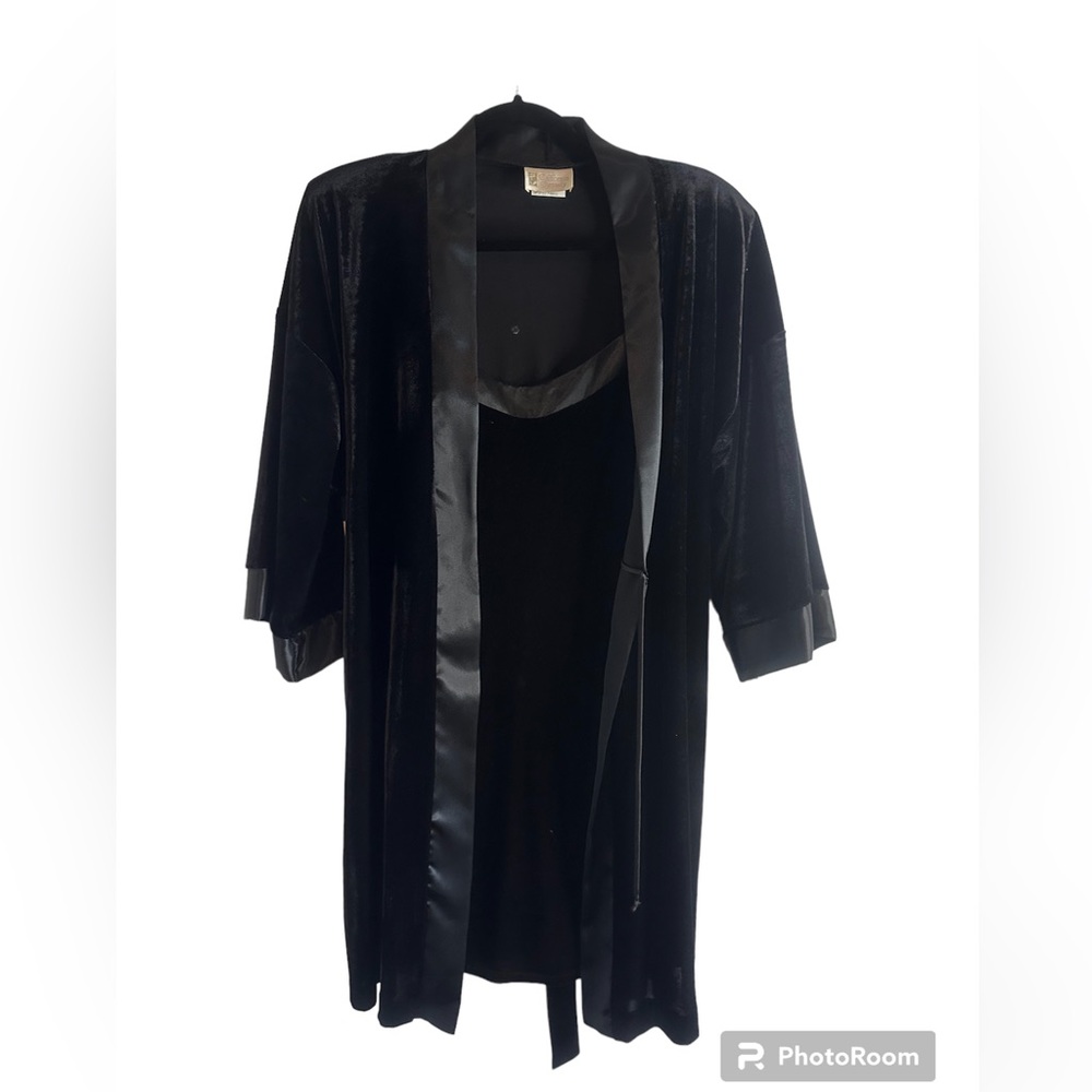 New Vintage California Dynasty Velvet Black Rode Set. Very good quality!!